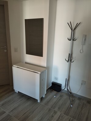 Interior - Newly renovated apartment in serviced area (Milano)