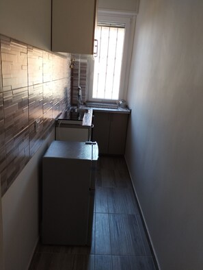 Cookware/dishes/utensils - Newly renovated apartment in serviced area (Milano)