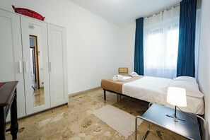 3 chambres, bureau, fer et planche à repasser, lit parapluie