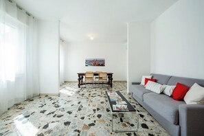 Una televisión, libros