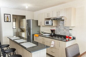 Fridge, microwave, cookware/dishes/utensils - Central condominium near IMSS, H Civil & CUCS (Guadalajara)