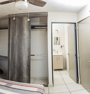 2 bedrooms, bed sheets - Central condominium near IMSS, H Civil & CUCS (Guadalajara)