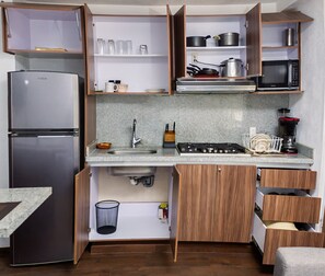 Geladeira, micro-ondas, talheres/pratos/utensílios de cozinha