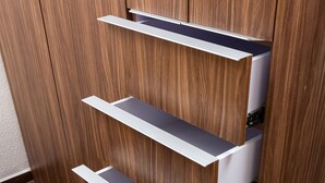 Un meuble en bois doté de nombreux tiroirs et d’étagères.