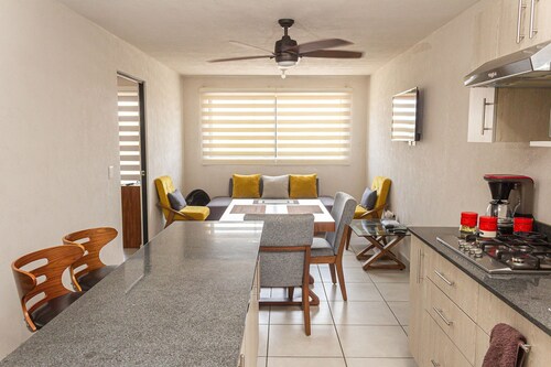 Central apartment near IMSS, H. Civil and CUCS