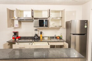 冷蔵庫、電子レンジ、調理器具と食器