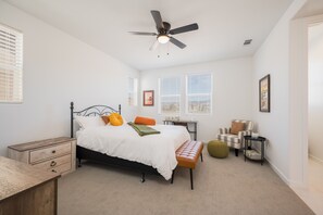 4 Schlafzimmer, Schreibtisch, Bügeleisen/Bügelbrett, WLAN