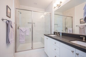 Dusche, Haartrockner, Handtücher, Seife