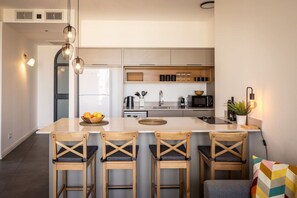 Fridge, oven, stovetop, dishwasher