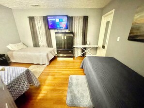 3 bedrooms, desk, iron/ironing board, free WiFi