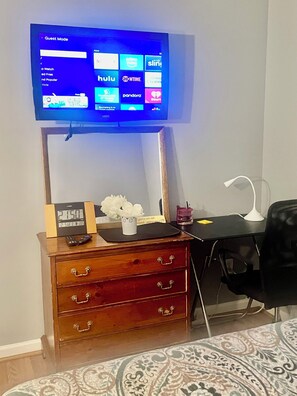 3 bedrooms, desk, iron/ironing board, free WiFi - Peaceful Haven Near Downtown and Coastal Music Pavilion  (Raleigh)