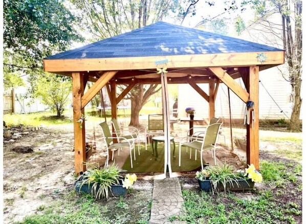 Outdoor dining - Peaceful Haven Near Downtown and Coastal Music Pavilion  (Raleigh)