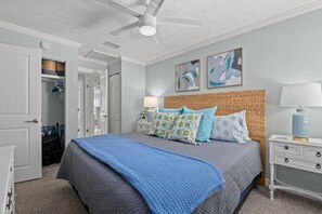2 Schlafzimmer, Schreibtisch, Bügeleisen/Bügelbrett, Reisekinderbett