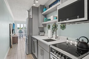 Réfrigérateur, four à micro-ondes, un four, surface de cuisson