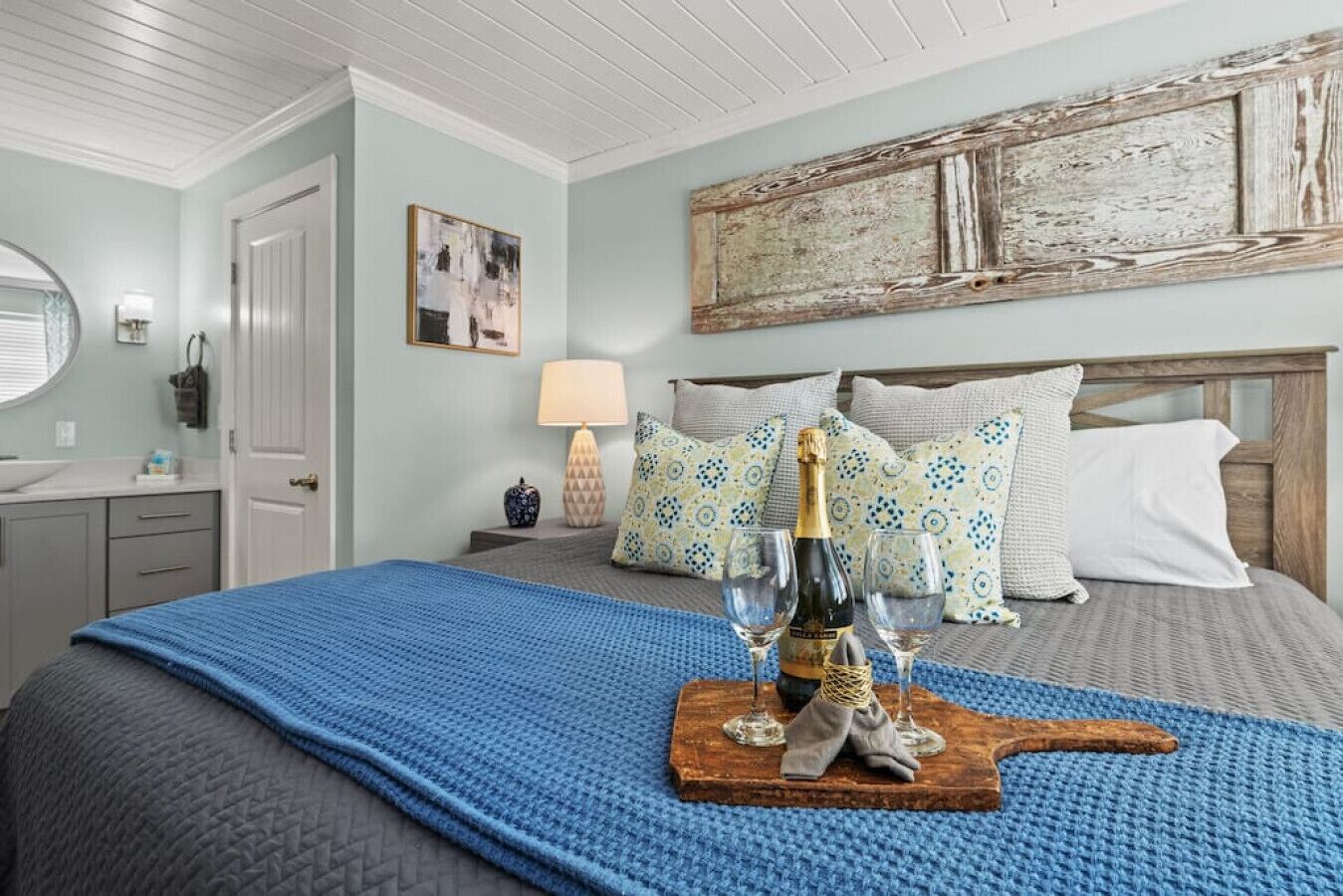 2 bedrooms, desk, iron/ironing board, travel cot