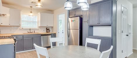 Kühlschrank, Mikrowelle, Herdplatte, Geschirrspüler