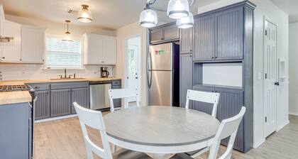 Updated Home w/ Yard ~ 14 Mi to Quartz Mountain!