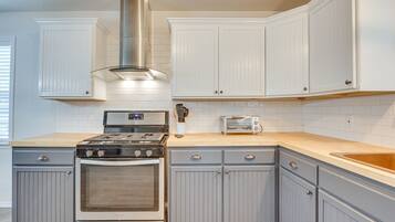 Réfrigérateur, micro-ondes, plaque de cuisson, lave-vaisselle