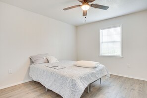 2 habitaciones, tabla de planchar con plancha y ropa de cama 