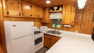 KylskÄp, mikrovÄgsugn, ugn och spishÀll