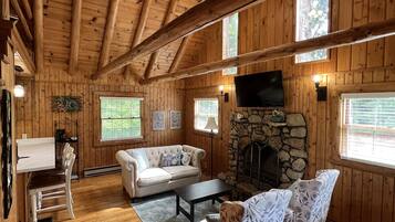 Smart-tv, tv-spel, bordsfotboll och böcker