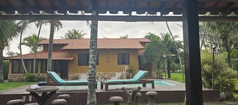 Casarao em Condomínio Unamar/ Cabo Frio com Piscina, Churrasqueira e gd Quintal