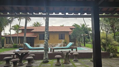 Casarao em Condomínio Unamar/ Cabo Frio com Piscina, Churrasqueira e gd Quintal