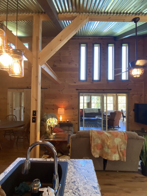 Una pantalla de ordenador, una impresora