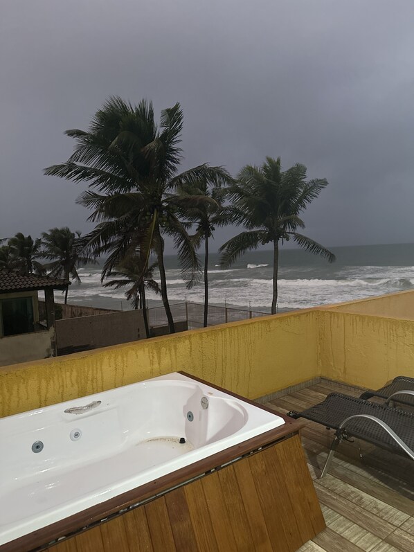 Tina de hidromasaje al aire libre