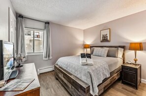 2 habitaciones, tabla de planchar con plancha, cuna de viaje y wifi 