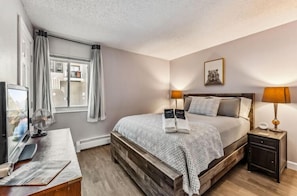 2 habitaciones, tabla de planchar con plancha, cuna de viaje y wifi