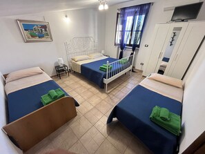 1 habitación, escritorio, tabla de planchar con plancha y cuna de viaje 