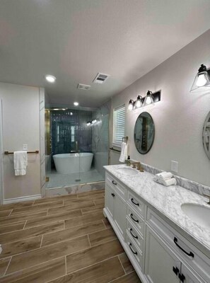 Hair dryer, towels, soap, shampoo - The CanyINN (Canyon)