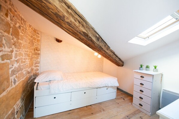 4 bedrooms, desk, iron/ironing board, internet