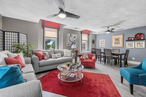 Smart TV, books - Zionsville Historical Retreat (Zionsville)