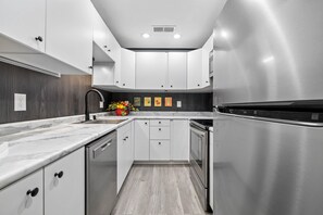 Fridge, microwave, oven, stovetop - Zionsville Historical Retreat (Zionsville)