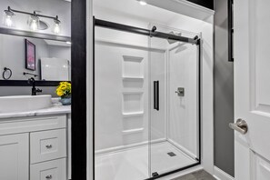 Douche, sèche-cheveux, serviettes fournies, savon