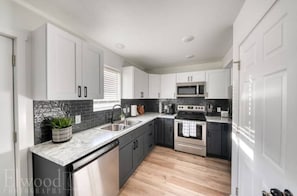 Een koelkast, een microgolfoven, een oven, een kookplaat