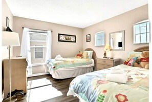5 bedrooms, iron/ironing board, WiFi, bed sheets