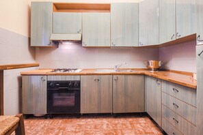 Fridge, microwave, oven, stovetop - Apartments Florence- The Slowcoach House (Florence)