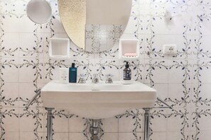 Regadera, secadora de cabello, bidet, toallas 