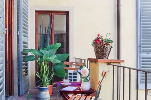 Outdoor dining - Apartments Florence- The Slowcoach House (Florence)