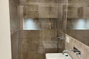 Een douche, een haardroger, een bidet, shampoo