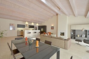 Televisio, takka, DVD-soitin