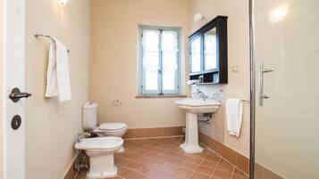 Badewanne, Haartrockner, Bidet, Handtücher