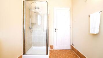 Baignoire, sĂšche-cheveux, bidet, serviettes fournies