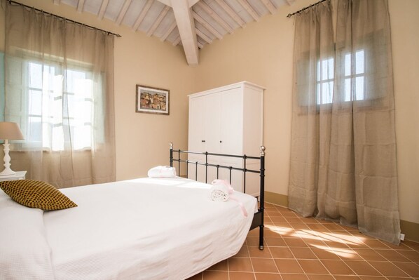 Une chambre à coucher avec un lit, une armoire et une table de chevet.