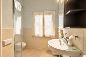 Badewanne, Haartrockner, Bidet, Handtücher