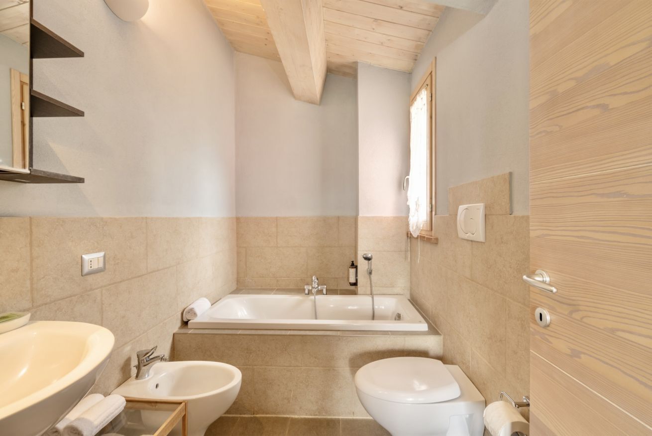 Badewanne, Haartrockner, Bidet, Handtücher