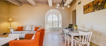 Elegant ground floor apartment of 92 m2, composed of a large living room with fireplace, kitchen complete with dishwasher, microwave oven, electric oven, coffee machine, kettle, fridge and freezer, internal and external dining area, a double bedroom with